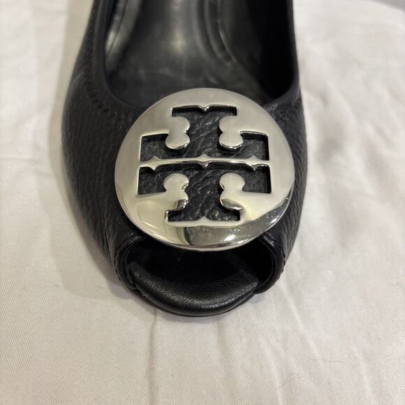 Tory Burch Peep Toe Sally Wedge Pumps 8M Black Pebble Silver Logo Leather Shoes - Picture 5 of 15